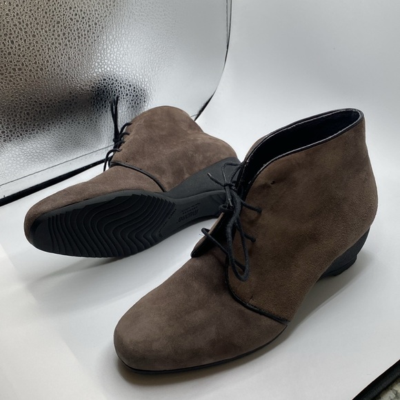 Munro Kara Bootie Wedge Taupe Suede Lace Up Shock Absorb Outsoles Women Size - Picture 9 of 12